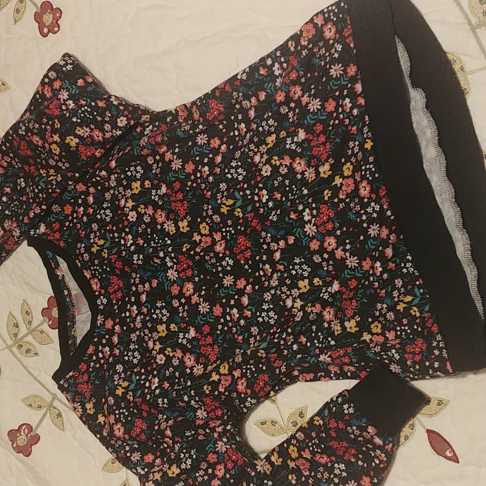 No boundaries youth sweat shirt black with floral - Picture 2 of 5
